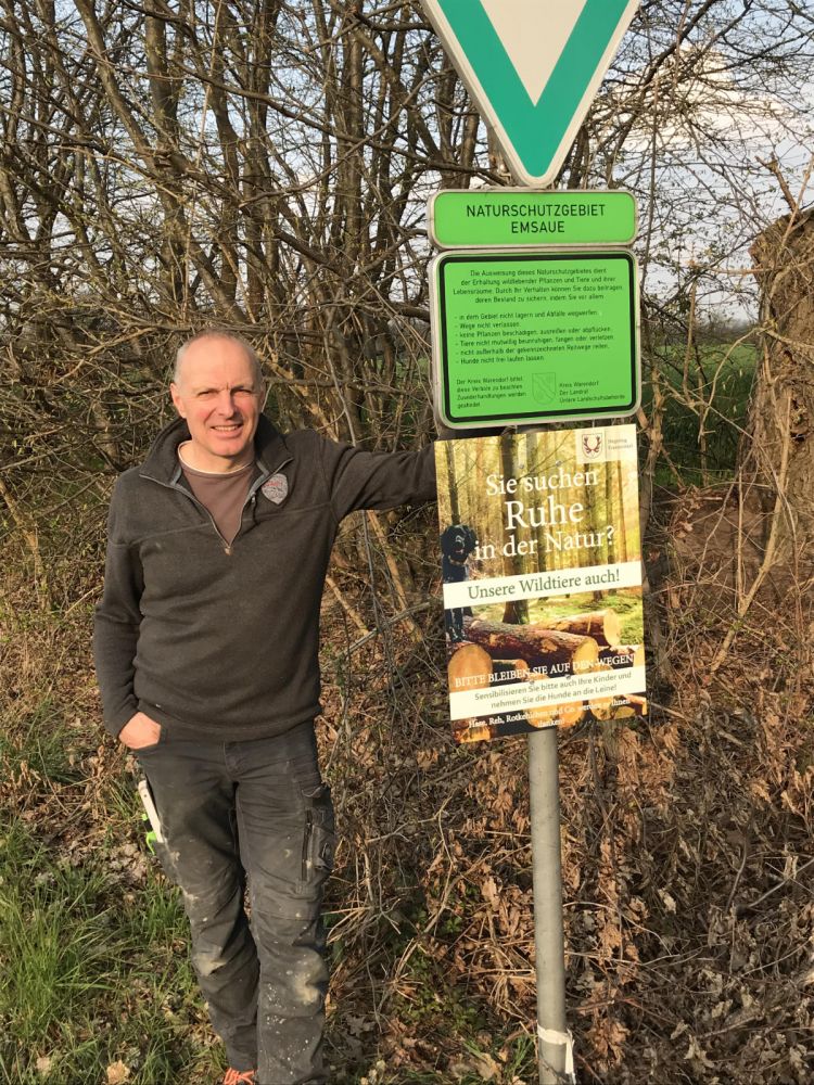 Mit Schildern für Rücksicht werben